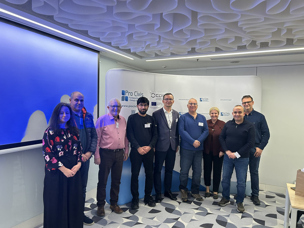 Group photo of participants.